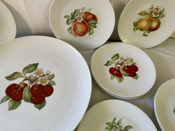 9 delige set porseleinen fruitbordjes en grote schotel van Hutschenreuter 1958-1966 - Afbeelding 3