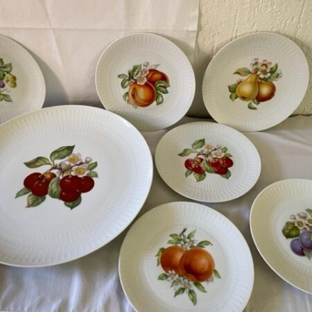 9 delige set porseleinen fruitbordjes en grote schotel van Hutschenreuter 1958-1966