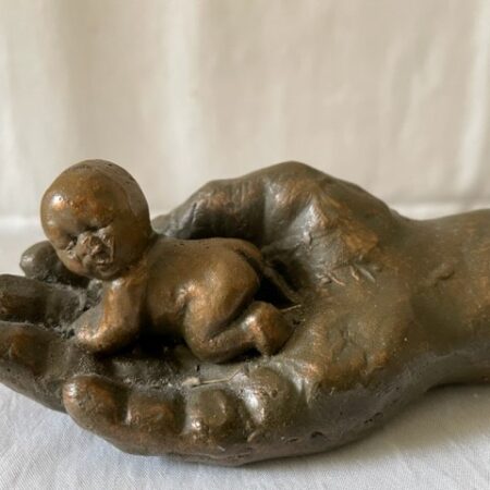 Beeldje van Geert Kunen "baby in de hand"