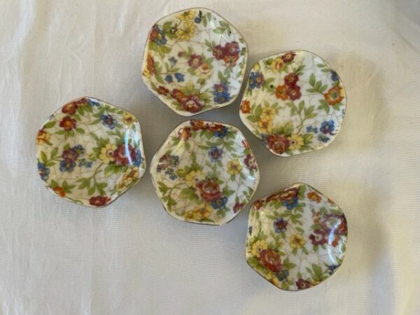 7 delige veelkleurige porseleinen petit four set met een bouquet van mille fleurs - Afbeelding 4