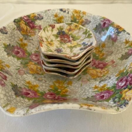 7 delige veelkleurige porseleinen petit four set met een bouquet van mille fleurs