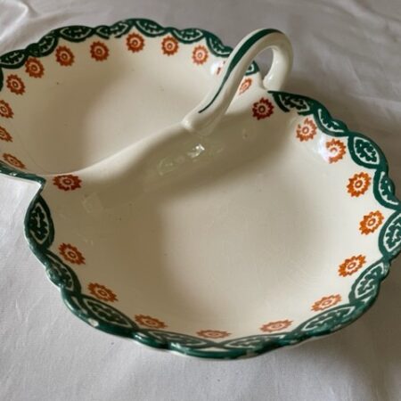 Antiek presenteer mandje van aardewerk in oranje groen decor 569
