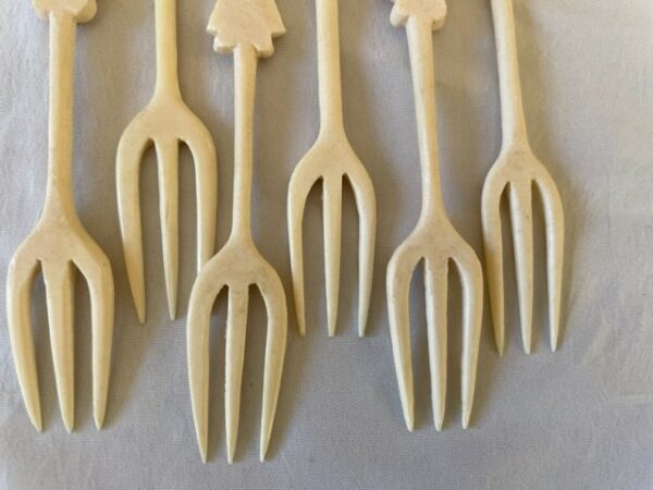 Set van 6 antieke Chinese vorkjes van met de hand gesneden been 1920-1940 - Afbeelding 9
