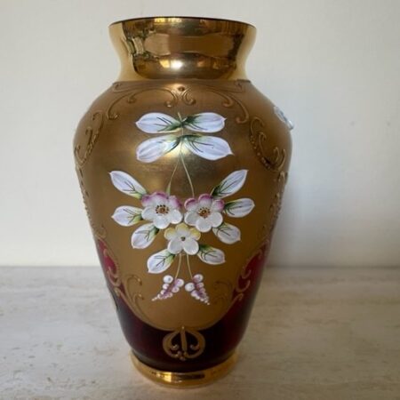 Bohemia vaas van rood glas met 24 kt.goudverf en emaille bloemen jaren 1950
