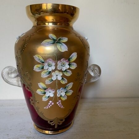 Rood glas vaas met emaille bloemen uit Bohemia jaren 1950