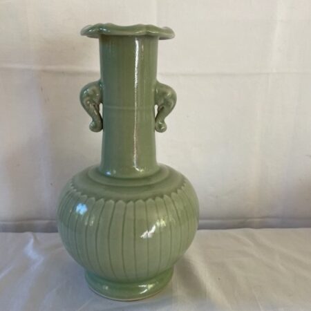 Antieke Chinese celadon vaas met bolle buik en grepen van olifantskoppen