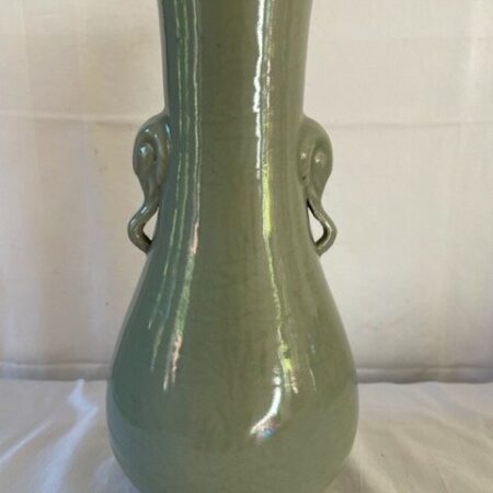 Antieke celadon vaas met decor van lotusbloemen en grepen van olifantkoppen China 1920