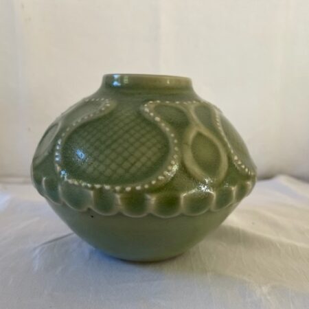 Antieke kleine dubbel conische celadon vaas met relief China 1920