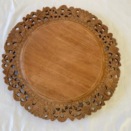 Antiek teak houten presenteer bord met ajourrand van pauwen en bloemen 1920-1930
