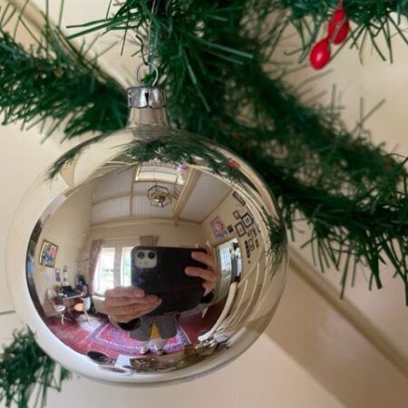 Oude grote ronde kerstbal van dun geblazen glas in zilver midden vorige eeuw