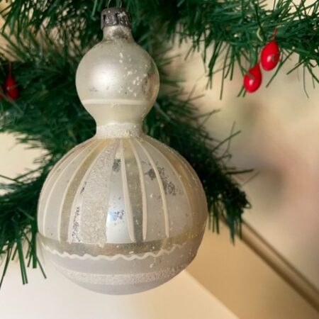 Oude antieke grote dubbele kerstbal van zilver met witte verf en gematteerd midden 1900