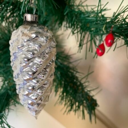 Oude antieke kerstbal een dennenappel van dun geblazen glas in zilver midden 1900