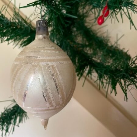 Antieke oude druppel kerstbal van dun geblazen glas in zilver en goud 1e kwart 1900