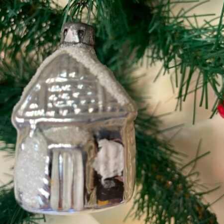 Oude antieke kerstbal een huis in zilver en wit midden 1900