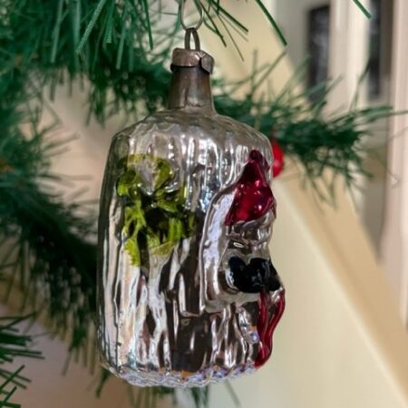 Antieke oude kerstbal van dun geblazen glas met kabouter in rood en mosgroen 1e helft 1900