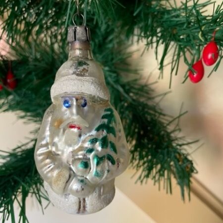Oude statige kerstman van dun geblazen glas in zilver met groene boom midden 1900