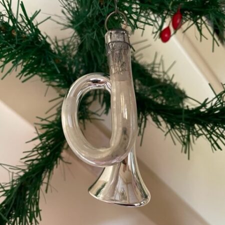 Oud, antiek muziekinstrument een dikke tuba van gepatineerd dun geblazen glas in zilver midden 1900