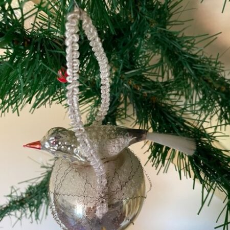 Antiek oud vogelnest met vogel van dun geblazen glas in zilver en wit chenille