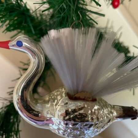Oude antieke vliegende Kerst vogel een zwaan van dun geblazen glas in zilver
