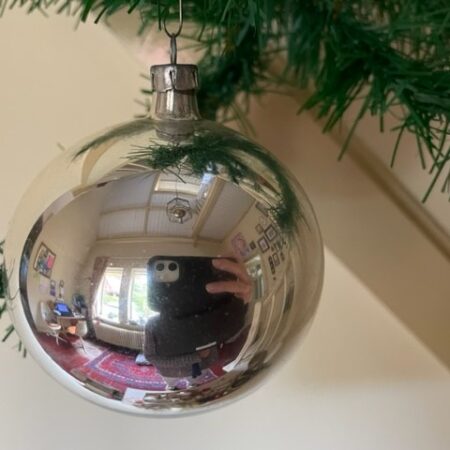 Antieke oude, grote ronde kerstbal van dun geblazen glas in zilver 1e helft 1900