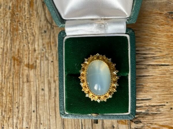 Antieke 14 kt. geelgouden broche met hoge heldere cabochon maansteen van 28 ct. - Afbeelding 2