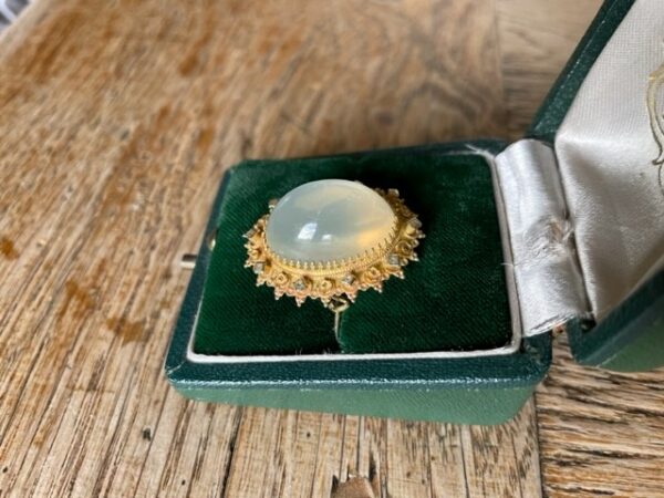 Antieke 14 kt. geelgouden broche met hoge heldere cabochon maansteen van 28 ct. - Afbeelding 6