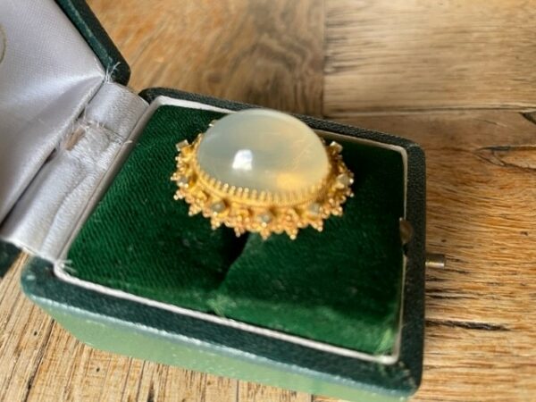 Antieke 14 kt. geelgouden broche met hoge heldere cabochon maansteen van 28 ct. - Afbeelding 8
