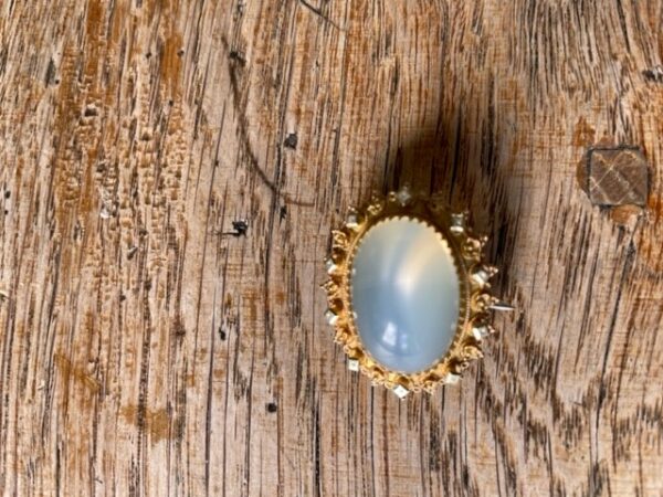 Antieke 14 kt. geelgouden broche met hoge heldere cabochon maansteen van 28 ct. - Afbeelding 3