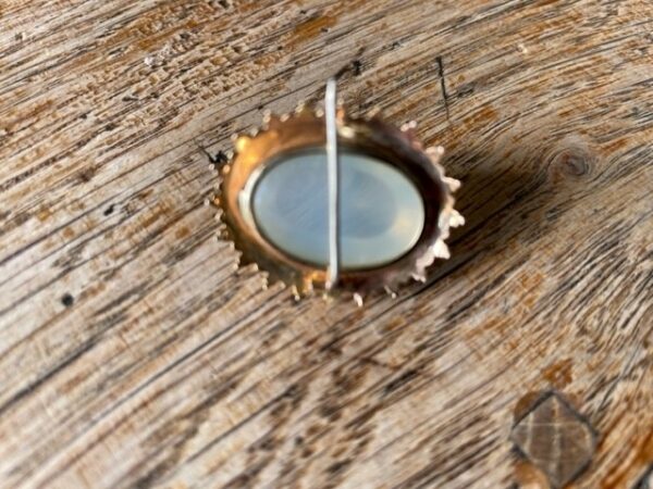 Antieke 14 kt. geelgouden broche met hoge heldere cabochon maansteen van 28 ct. - Afbeelding 7