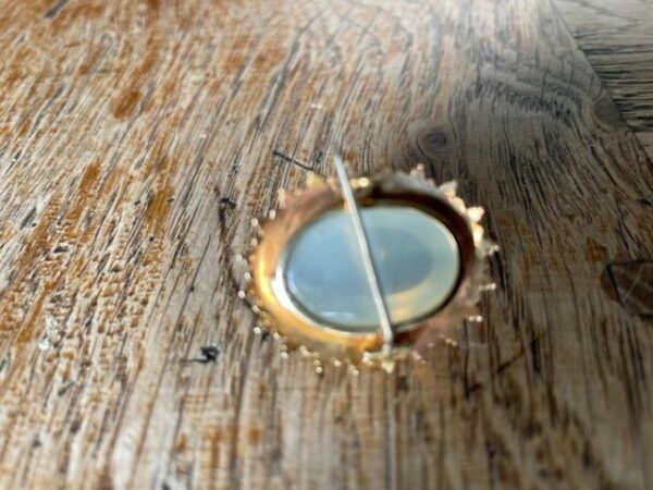 Antieke 14 kt. geelgouden broche met hoge heldere cabochon maansteen van 28 ct. - Afbeelding 4