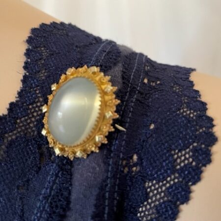 Antieke 14 kt. geelgouden broche met hoge heldere cabochon maansteen van 28 ct.