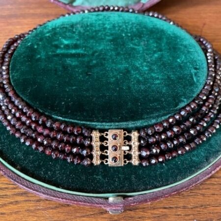 Collier 4 rijig met granaten aan 14 kt. gouden slot met granaten en zijstukken