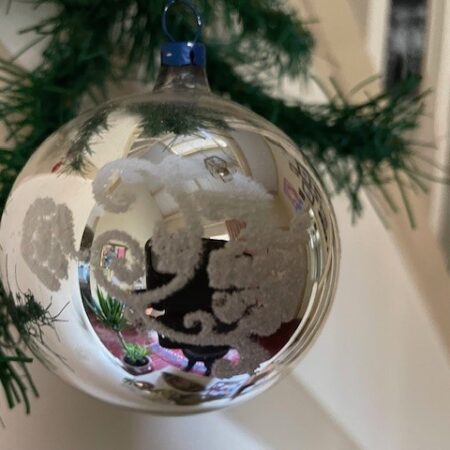 Antieke oude kerstbal van dun geblazen glas in zilver met florale decoratie 1e helft 1900