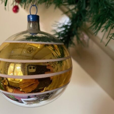 Antieke oude flinke retro kerstbal van dun geblazen glas met gouden en witte banden