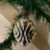 Antieke oude kerstbal een gestyleerd acanthus blad van dun geblazen glas in zilver 1e helft 1900 - Afbeelding 3