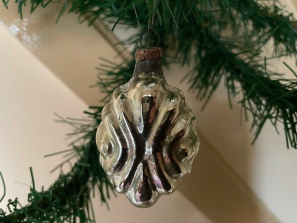 Antieke oude kerstbal een gestyleerd acanthus blad van dun geblazen glas in zilver 1e helft 1900 - Afbeelding 3