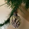 Antieke oude kerstbal een gestyleerd acanthus blad van dun geblazen glas in zilver 1e helft 1900 - Afbeelding 2