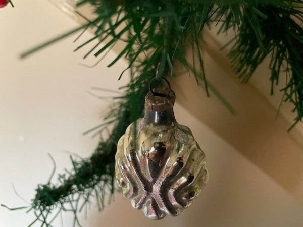 Antieke oude kerstbal een gestyleerd acanthus blad van dun geblazen glas in zilver 1e helft 1900 - Afbeelding 2