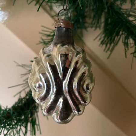 Antieke oude kerstbal een gestyleerd acanthus blad van dun geblazen glas in zilver 1e helft 1900