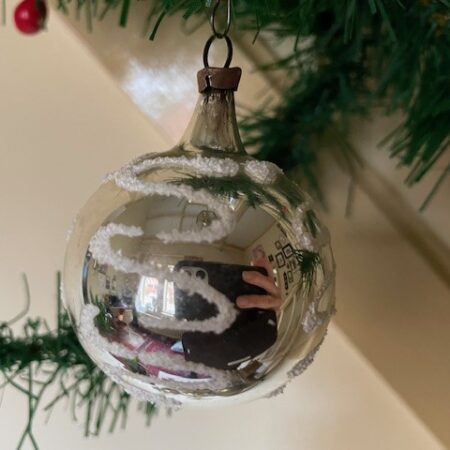 Antieke oude kleine kerstbal van dun geblazen glas in zilver en slinger decoratie