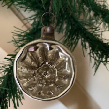 Antieke mini kerstbal van dun geblazen glas met reflex, deuk of krater in zilver 1e kwart 1900