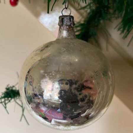 Antieke, kerstbal van dun geblazen glas in gepatineerd zilver 1e helft vorige eeuw.