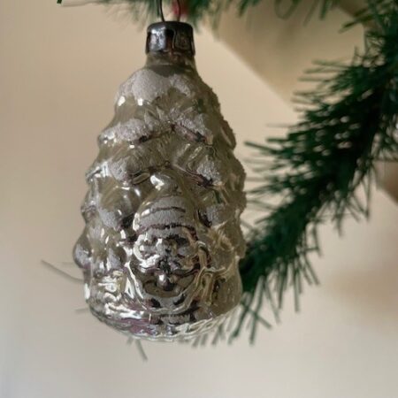Antieke oude kerstboom met kabouter en paddenstoel van dun geblazen glas in zilver en wit