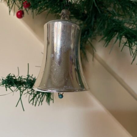 Antieke oude kerstklok van dun geblazen glas in zilver en glazen klepel 1e helft 1900