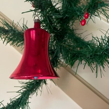 Oude antieke rode kerstklok van dun geblazen glas met glazen klepel 1e kwart 1900