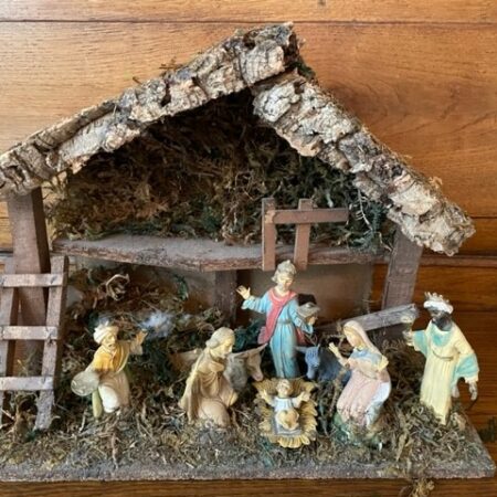 Oude antieke retro kerststal met 8 early plastic figuren Italy 1950