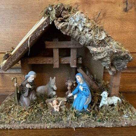 Lieflijke kleine retro vintage kerststal met kerstgroep van early plastic Italy 1950