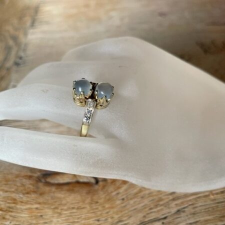 14 kt. massieve geelgouden ring met cabochon geslepen maansteen en diamant jaren 1960