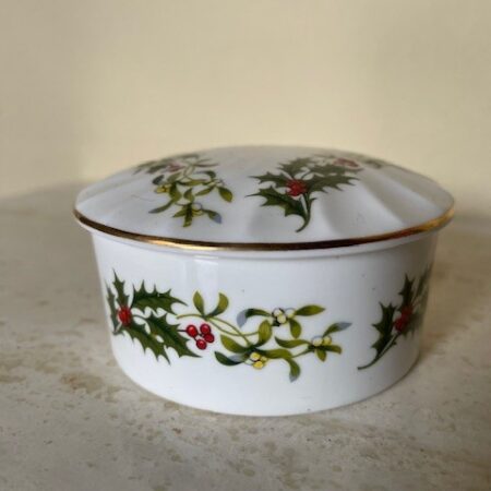 Engels porselein Kerst dekseldoosje met hulst en mistletoe in rood en groen van Royal Kendal 1985