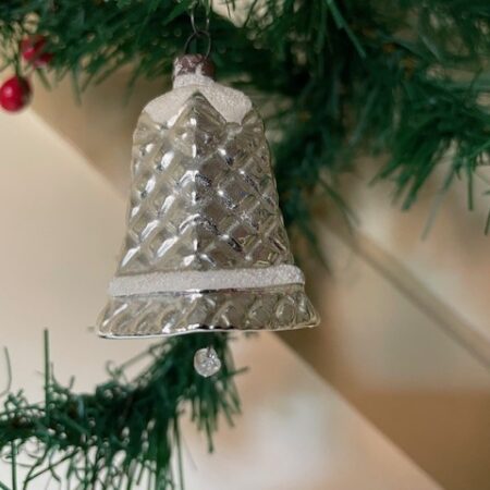 Antieke oude mini kerstbal een kerstklok van vliesdun geblazen glas in zilver en wit 1e kwart 1900